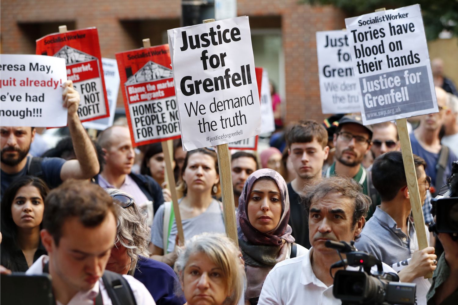 Manifestazione di protesta a Londra dopo l'incendio al grattacielo Grenfell&nbsp;