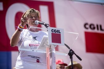 Quando si &egrave; tolta la felpa per parlare dal palco, tutti l&rsquo;hanno subito riconosciuto. Sulla maglietta di Susanna Camusso, leader della Cgil infuriata col governo per via dei vaucher, c&rsquo;era &lsquo;lui&rsquo;, il lanciatore di fiori di Bansky, celebre murales del 2005, diventata un&rsquo;icona moderna e simbolo assoluto della street art. Nell&rsquo;agosto di 12 anni fa Banksy realizz&ograve; questo murales su un palazzo nelle vicinanze della barriera di separazione &nbsp;costruita dal governo israeliano nei territori della&nbsp;Cisgiordania&nbsp;(a&nbsp;Betlemme, Ramallah e Abu Dis), combinando varie tecniche. &lsquo;Flower Thrower&rsquo; , il lanciatore di fiori soggetto del graffito &egrave; un giovane che sembrerebbe coinvolto in uno scontro: indossa un fazzoletto a coprire il volto ed &egrave; l&igrave; pronto a scagliare,&nbsp;armato per&ograve; soltanto di un mazzo di fiori al posto di una molotov. L&rsquo;opera originale in bianco e nero &egrave; stata realizzata sul muro di un edificio privato e l&rsquo;unico elemento colorato in risalto sono i fiori, segno di speranza di contro la distruzione.&nbsp; La Bansky t-shirt &egrave; reperibile e acquistabile in rete a pochi euro. &nbsp;(Agf)&nbsp;