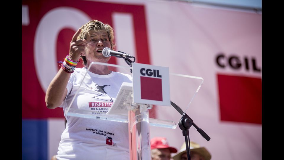 Quando si &egrave; tolta la felpa per parlare dal palco, tutti l&rsquo;hanno subito riconosciuto. Sulla maglietta di Susanna Camusso, leader della Cgil infuriata col governo per via dei vaucher, c&rsquo;era &lsquo;lui&rsquo;, il lanciatore di fiori di Bansky, celebre murales del 2005, diventata un&rsquo;icona moderna e simbolo assoluto della street art. Nell&rsquo;agosto di 12 anni fa Banksy realizz&ograve; questo murales su un palazzo nelle vicinanze della barriera di separazione &nbsp;costruita dal governo israeliano nei territori della&nbsp;Cisgiordania&nbsp;(a&nbsp;Betlemme, Ramallah e Abu Dis), combinando varie tecniche. &lsquo;Flower Thrower&rsquo; , il lanciatore di fiori soggetto del graffito &egrave; un giovane che sembrerebbe coinvolto in uno scontro: indossa un fazzoletto a coprire il volto ed &egrave; l&igrave; pronto a scagliare,&nbsp;armato per&ograve; soltanto di un mazzo di fiori al posto di una molotov. L&rsquo;opera originale in bianco e nero &egrave; stata realizzata sul muro di un edificio privato e l&rsquo;unico elemento colorato in risalto sono i fiori, segno di speranza di contro la distruzione.&nbsp; La Bansky t-shirt &egrave; reperibile e acquistabile in rete a pochi euro. &nbsp;(Agf)&nbsp;