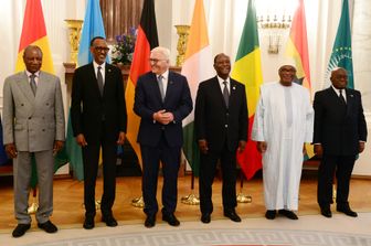 Il presidente della Guinea Alpha Cond&eacute; (LR), il presidente del Ruanda Paul Kagame, il presidente federale tedesco Frank-Walter Steinmeier, il presidente della Costa d'Avorio, Alassane Ouattara, il presidente del Mali Ibrahim Boubacar Ke&iuml;ta e il presidente del Ghana Nana Addo Dankwa Akufo-Addo si trovano al Bellevue Palace durante la conferenza di partenariato G20 Africa a Berlino, Germania, il 13 giugno 2017 (Afp)&nbsp;