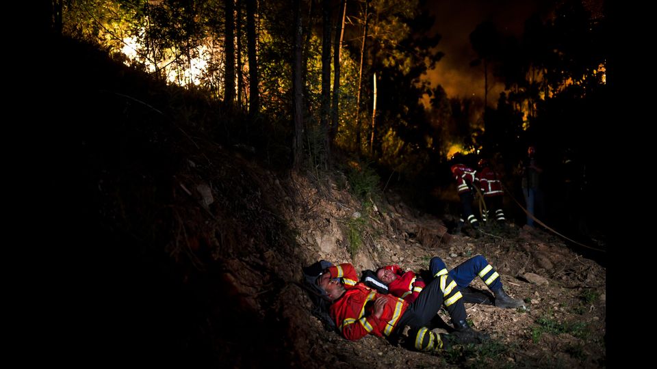 Tra i morti sono stati identificati quattro bambini.&nbsp;Sul posto sono impegnati mille uomini e 300 mezzi, ma il vento e la temperatura di 35 gradi rende pi&ugrave; difficili domare un rogo che ha quattro fronti attivi.&nbsp;Almeno una ventina le case distrutte in un villaggio vicino al bosco, in cui si contano 11 morti. Quattro vigili del fuoco e un bambino sono ricoverati in gravi condizioni.&nbsp;(Afp) &nbsp;