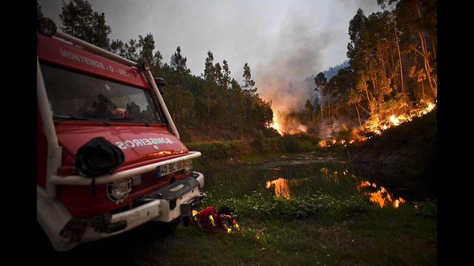 Due Canadair sono stati inviati dalla Spagna, mentre il commissario Ue per le emergenze, Christos Stylianides, ha annunciato l'attivazione del meccanismo di protezione civile europeo. Decollat anche un Canadair dall'Italia. &quot;Drammaticamente ci troviamo di fronte alla pi&ugrave; grande tragedia in seguito a un evento di incendio boschivo degli ultimi anni&quot;, ha commentato commosso il premier, Antonio Costa. Sono stati proclamati tre giorni di lutto nazionale e il presidente portoghese, Marcelo Rebelo de Sousa, si e' recato sul posto per confortare feriti e superstiti.&nbsp;(Afp) &nbsp;