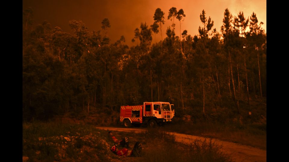 Gi&agrave; lo scorso anno il Portogallo era stato colpito da violenti incendi, che avevano devastato un'area pari a mille chilometri quadrati nella parte continentale del Paese. Tre turisti erano morti nell'agosto scorso nell'isola di Madeira sempre in seguito a un incendio che aveva bruciato una quarantina di case e devastato 5.400 ettari di territorio.&nbsp;