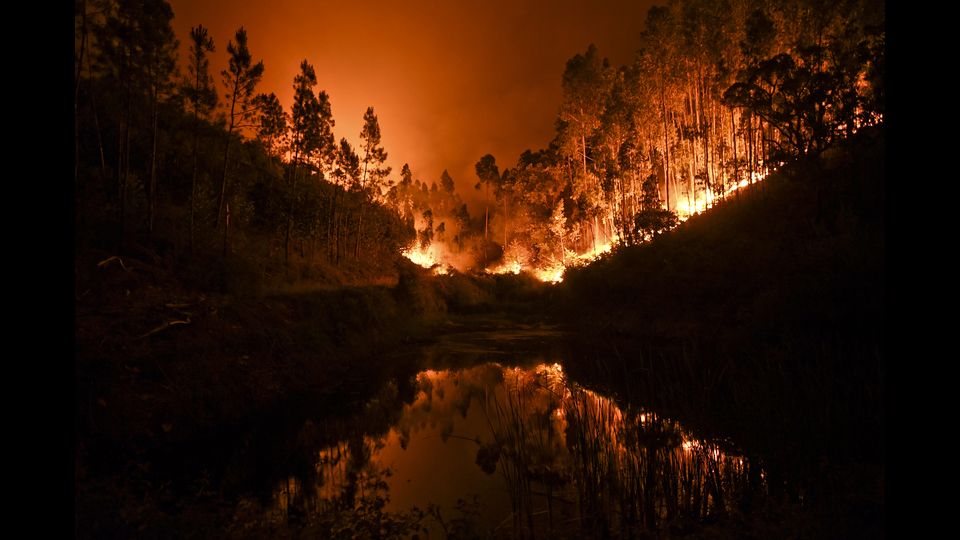 ll Portogallo &egrave; stato investito in questi giorni da una ondata di caldo con temperature che hanno toccato anche i 40 gradi.&nbsp;Papa Francesco all'Angelus ha espresso &quot;vicinanza al caro popolo portoghese per l'incendio devastant&quot;. &quot;Amicizia, solidariet&agrave; e vicinanza&quot; sono state espresse anche dal premier, Paolo Gentiloni, che si e' tenuto in contatto con il premier Costa. Il ministro degli Esteri, Angelino Alfano, ha assicurato che l'Italia e' &quot;pronta a dare tutto il supporto possibile, qualora fosse necessario&quot;. (Afp)