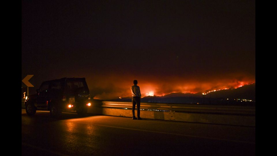 E' di almeno 62 morti e 54 feriti il drammatico bilancio dello spaventoso incendio che in Portogallo ha devastato le aree boschive di Pedrogao Grande, a 50 chilometri da Coimbra. Le fiamme, forse innescate da un fulmine, sono state alimentate dal forte vento e dall'aridita' del terreno dopo giorni di caldo torrido. Almeno 22 tra automobilisti e passeggeri, a volte intere famiglie, sono morti carbonizzati dopo esser rimasti bloccati nei loro mezzi, altri sei sono deceduti per asfissia.&nbsp; (Afp) &nbsp;