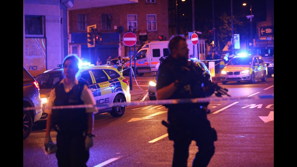 Un 48enne si &egrave; lanciato con il suo furgone contro fedeli musulmani fuori dalla Moschea di Finsbury Park a Londra (Afp)&nbsp;