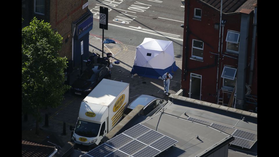 Un 48enne si &egrave; lanciato con il suo furgone contro fedeli musulmani fuori dalla Moschea di Finsbury Park a Londra (Afp) &nbsp;