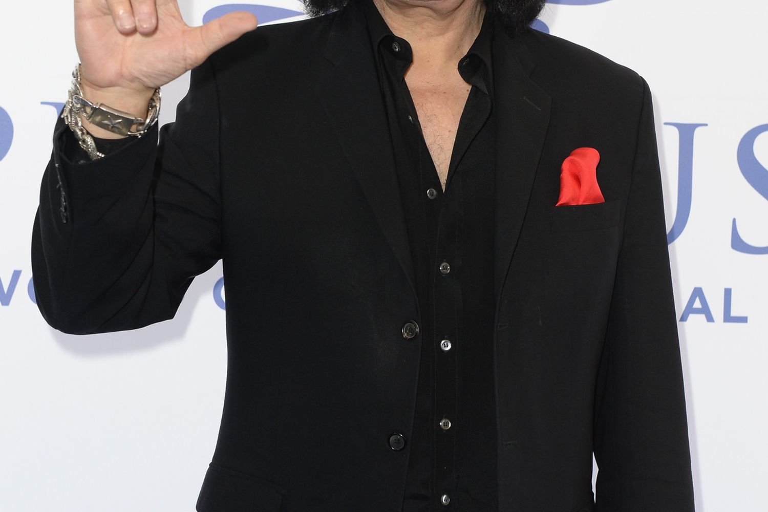 Gene Simmons mentre fa il gesto di cui vuole proteggere i diritti d'autore&nbsp;