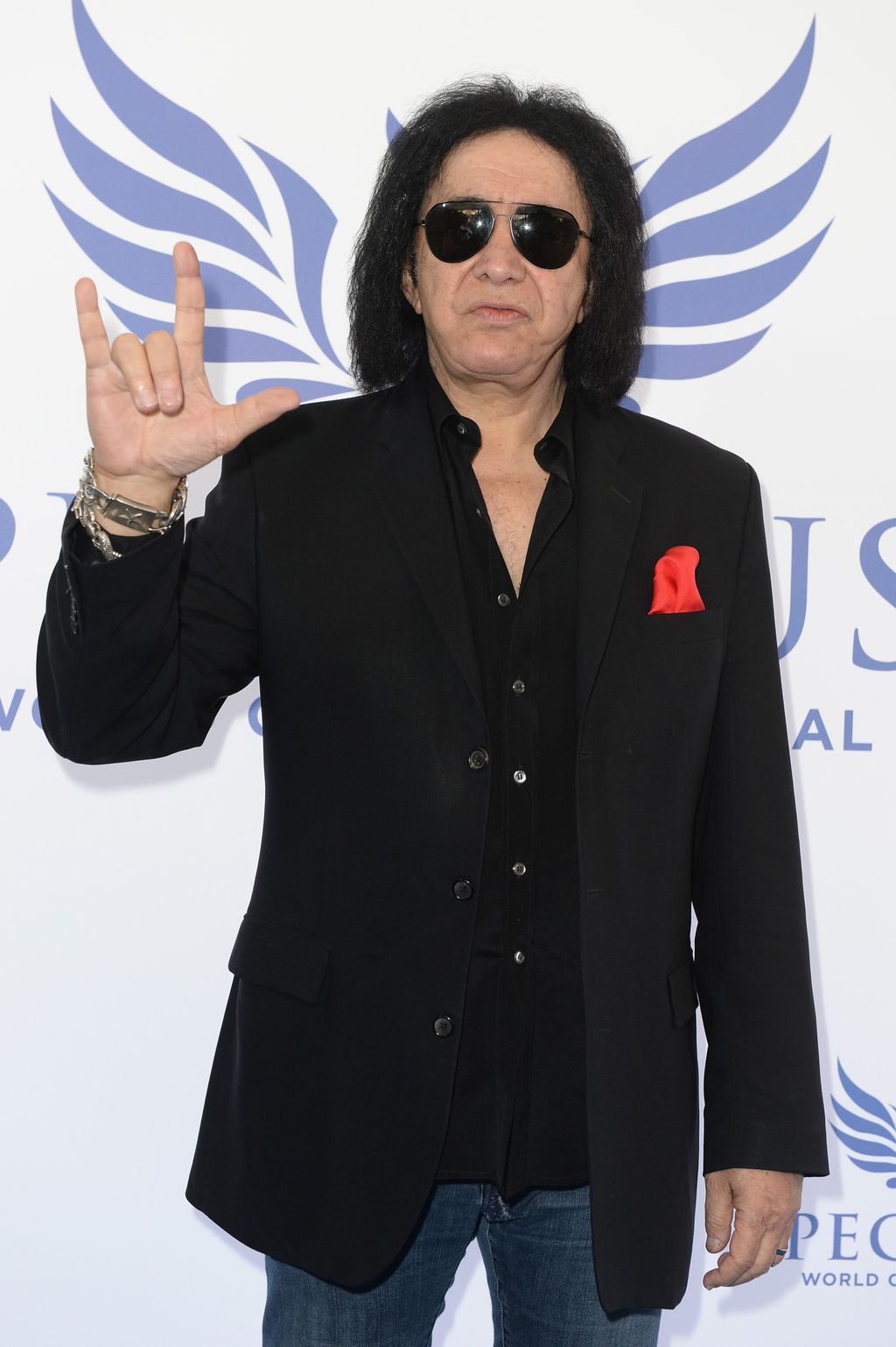 Gene Simmons mentre fa il gesto di cui vuole proteggere i diritti d'autore&nbsp;
