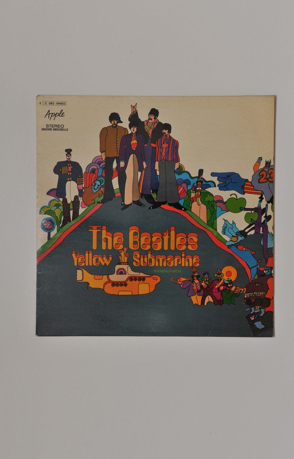 Copertina di Yellow submarine: Lennon fa le corna dietro a McCartney