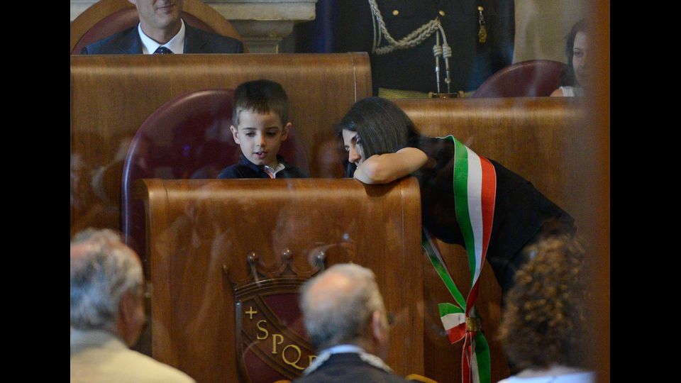 7/07/2016 Prima assemblea capitolina per la neo eletta sindaco, Virginia Raggi in compagnia del figlo (AFP)&nbsp;