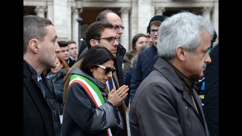 20/12/2016 Virginia Raggi lascia il Campidoglio assediata dalla stampa, dopo l'arresto di Raffaele Marra, capo del personale del comune di Roma (AFP)&nbsp;
