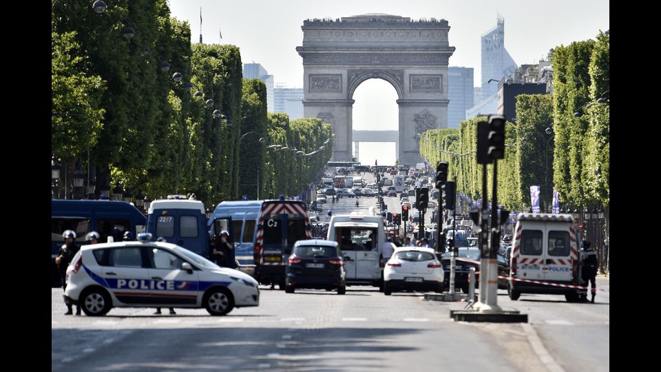 &nbsp;Parigi, attacco contro una camionetta della Polizia agli Champs Elysees (Afp)