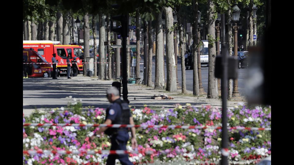 &nbsp;Parigi, attacco contro una camionetta della Polizia agli Champs Elysees (Afp)