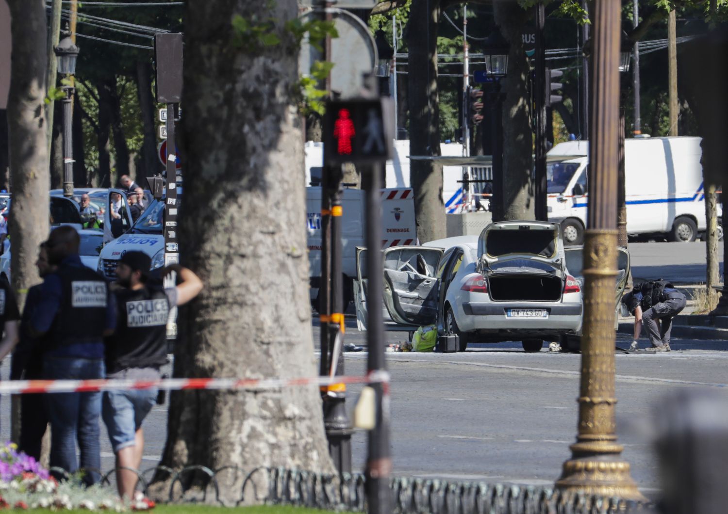 &nbsp;Parigi, autobomba contro camionetta polizia
