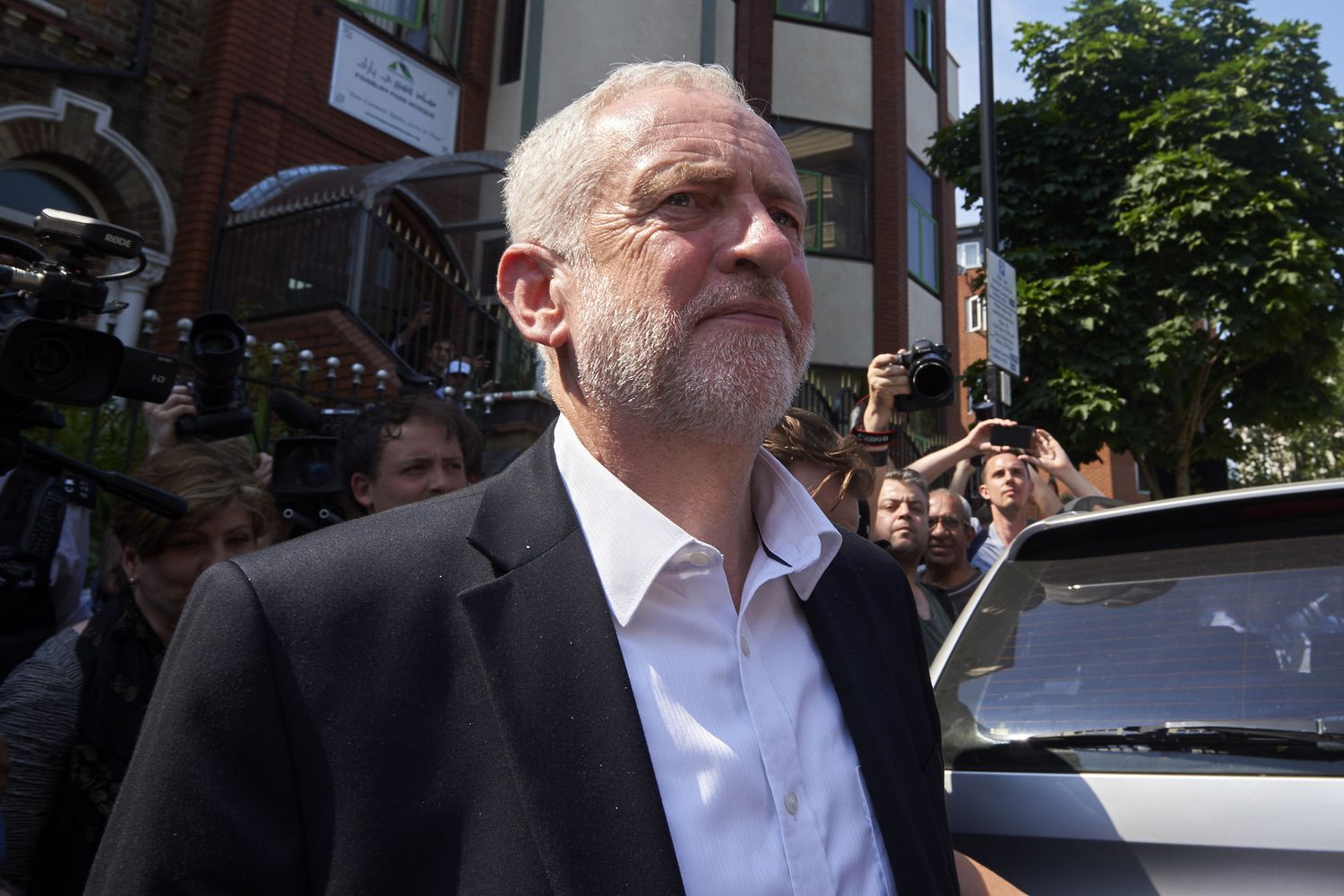 &nbsp;Jeremy Corbyn lascia la moschea di Finsbury Park (Afp)