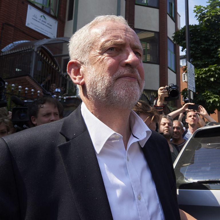 &nbsp;Jeremy Corbyn lascia la moschea di Finsbury Park (Afp)