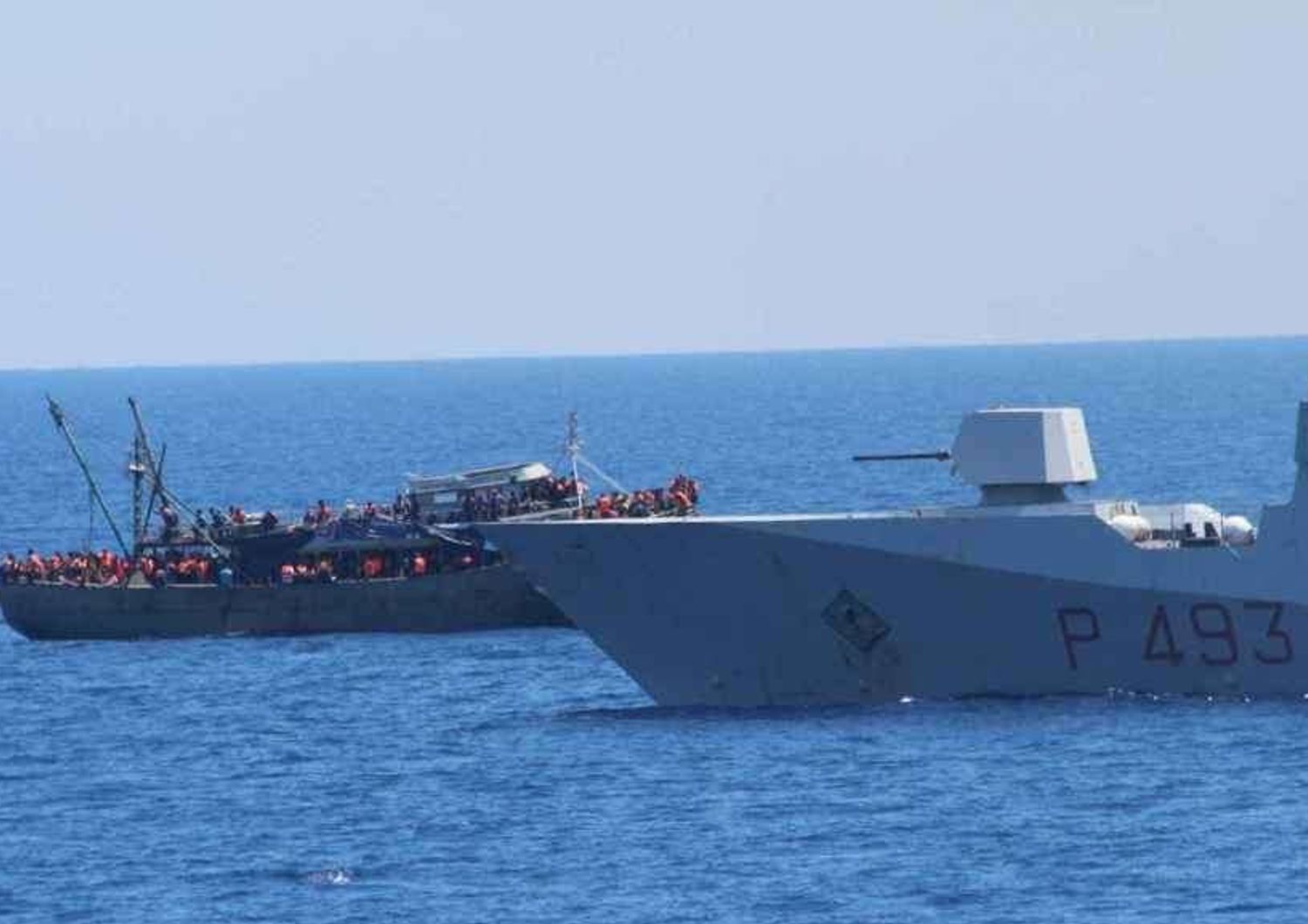 Nuova tragedia in mare, 20 morti nella stiva di un barcone a Lampedusa