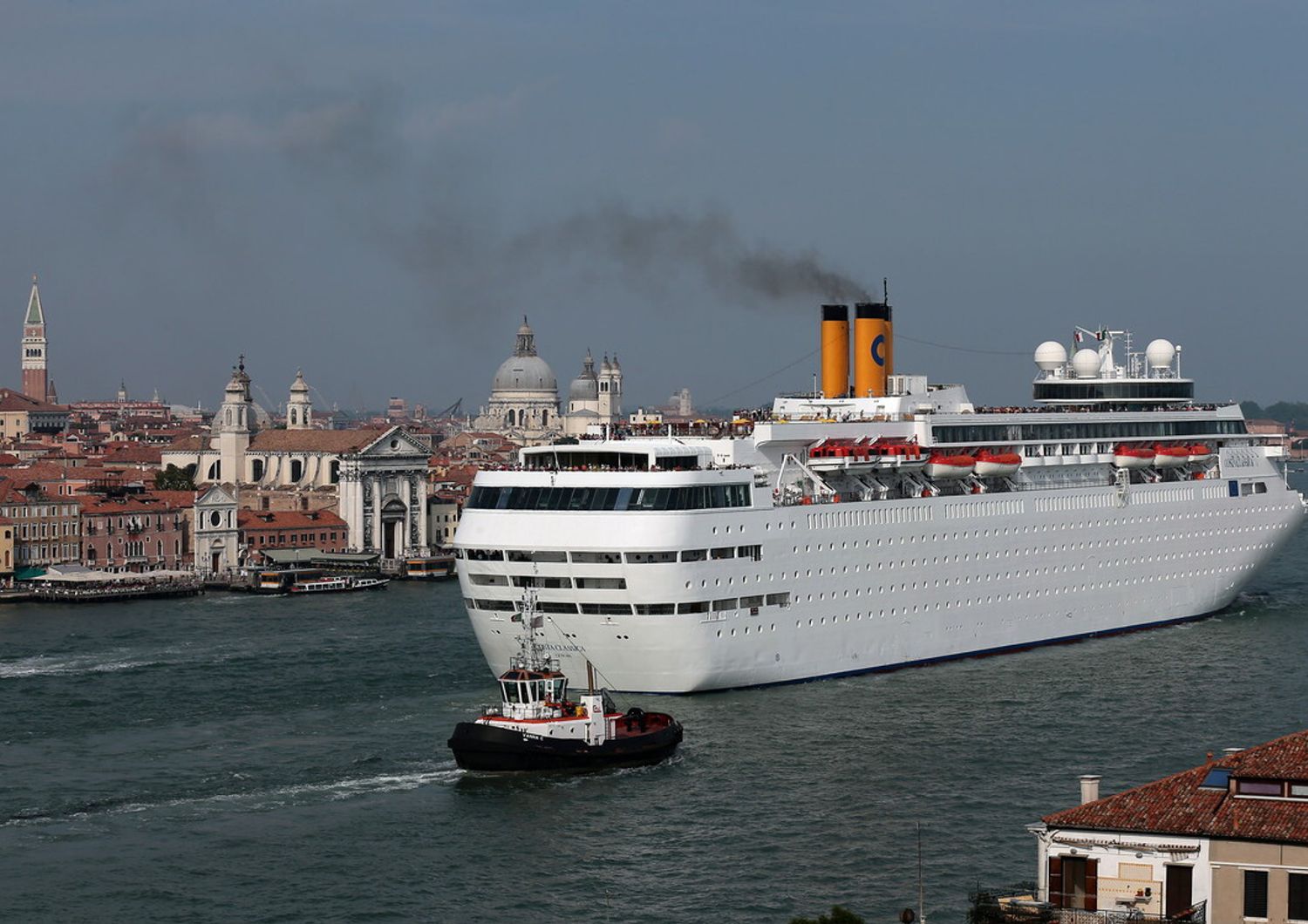 Grandi navi da crociera nel bacino di San Marco a Venezia