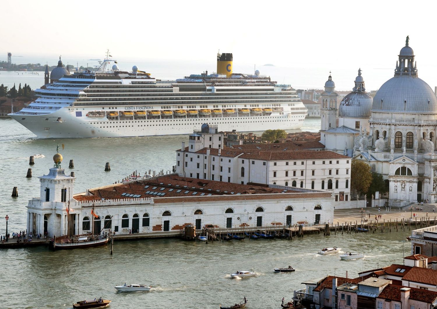 &nbsp;Grandi navi da crociera nel bacino di San Marco a Venezia