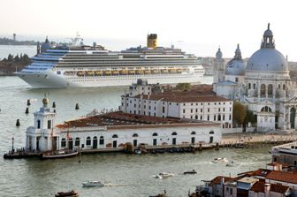 &nbsp;Grandi navi da crociera nel bacino di San Marco a Venezia