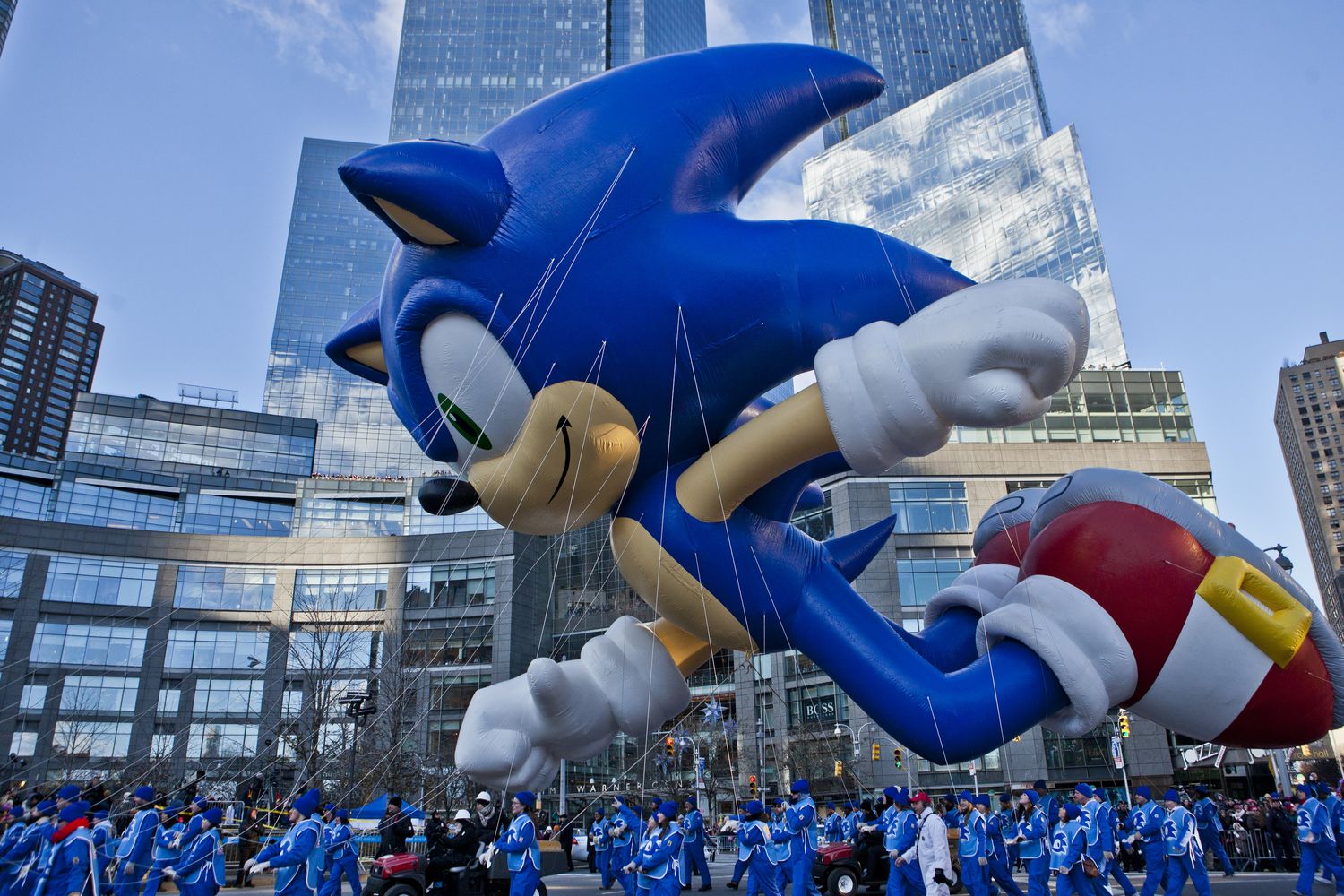 pallone gonfiabile per personaggio Sonic the Hedgehog alla 87esima parata del Giorno del ringraziamento negli Usa (wikipedia)&nbsp;