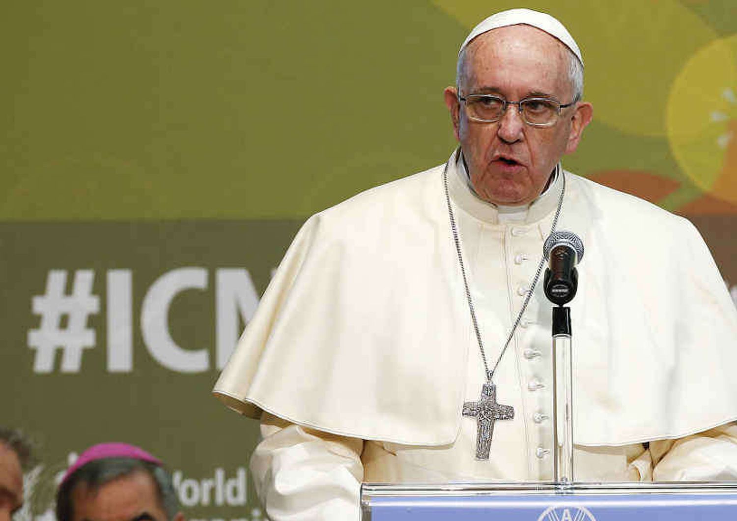 Il Papa alle parrocchie: "Scandaloso far pagare i sacramenti"