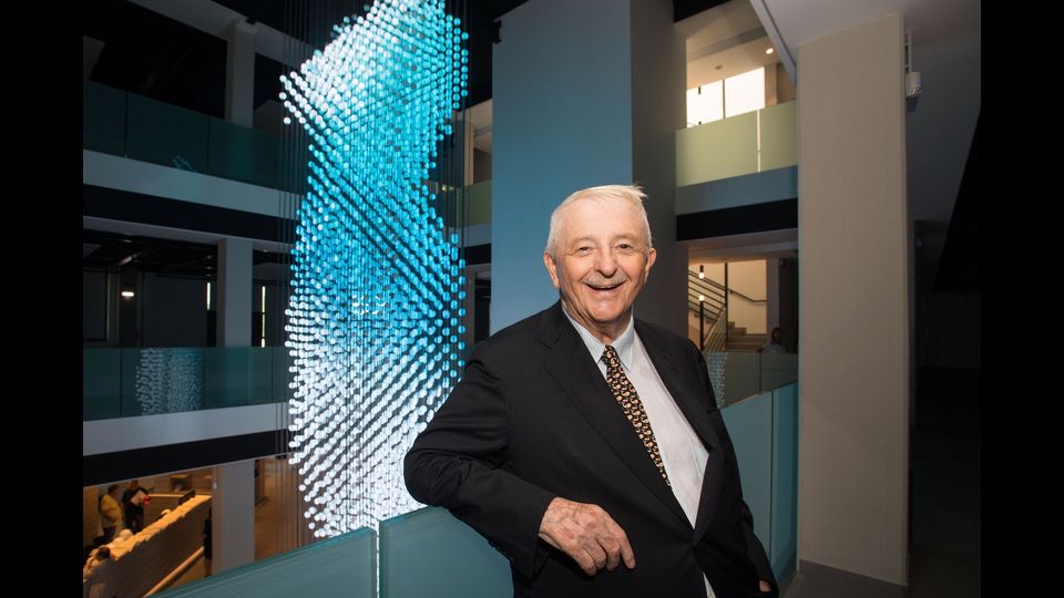 L'Icona di Donna (alta 10 metri e 'sospesa' nell'aria) &egrave; invece una suggestiva statua di luce, 'cuore pulsante' della Fondazione: composta da 21.120 led inseriti dentro a 5.280 sfere in grado di riprodurre particolari tessuti conservati nell'archivio.