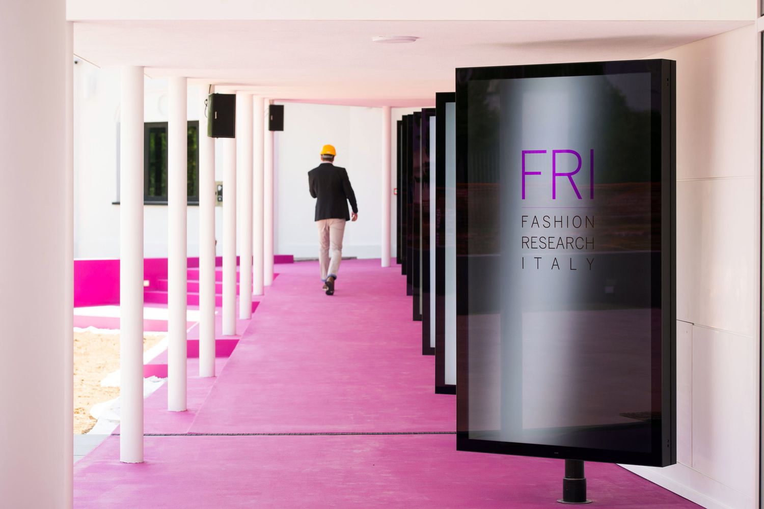 La passerella (prima istallazione al mondo di questo tipo) &egrave; nata per permettere alle piccole e medie imprese di creare le proprie sfilate di moda anche se &quot;virtuali&quot; per poi cos&igrave; farsi conoscere anche all'estero.