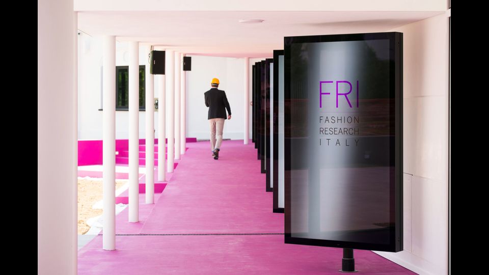 La passerella (prima istallazione al mondo di questo tipo) &egrave; nata per permettere alle piccole e medie imprese di creare le proprie sfilate di moda anche se &quot;virtuali&quot; per poi cos&igrave; farsi conoscere anche all'estero.