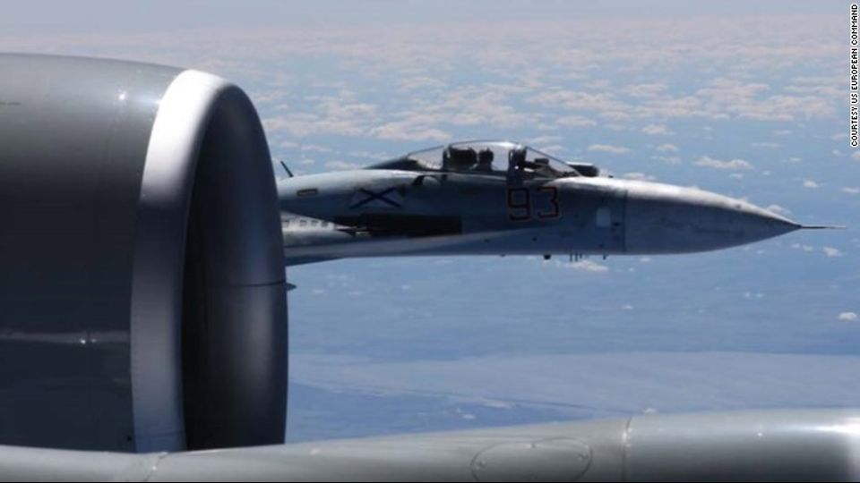 Il Comando delle forze Usa in Europa ha diffuso 4 foto che mostrano una caccia russo Sukhoi Su-27 Flanker avvicinarsi fino a &quot;5 piedi&quot; (1,5 metri) dall'ala di un enorme aereo spia Usa, un quadrireattore Rc-135, sui cieli del Mar Baltico, nello spazio aereo internazionale. L'incontro fin troppo ravvicinato tra il caccia russo e il gigantesco aereo Usa &egrave; avvenuto luned&igrave; scorso.