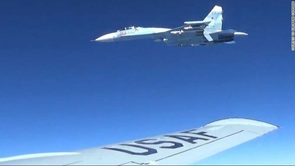 Il comando Usa ha denunciato che oltre ad avvicinarsi troppo, il SU-27, armato fino ai denti come si vede dai missili sotto le ali nelle immagini diffuse dal Pentagono, volava &quot;in modo imprevedibile&quot; aumentando il rischio di una collisione in volo.&nbsp;
