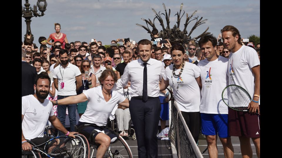 Il presidente francese Emmanuel Macron posa con il tennista Fabrice Santoro e Michael Jeremiasz tennista su sedia a rotelle (Afp)&nbsp;