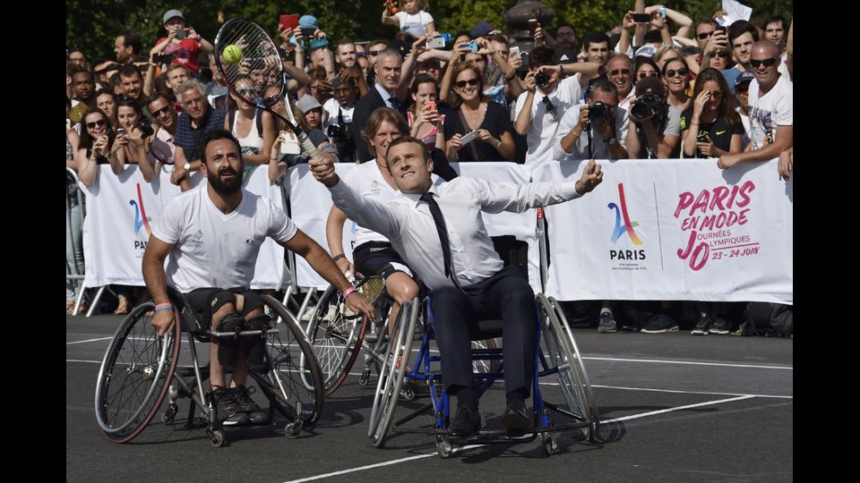 Il presidente francese Emmanuel Macron gioca a tennis su sedia a rotelle con il giocatore francese Michael Jeremiasz per promuovere la candidatura della citt&agrave; di Parigi per i giochi di giochi olimpici estivi nel 2024 (AFP)&nbsp;