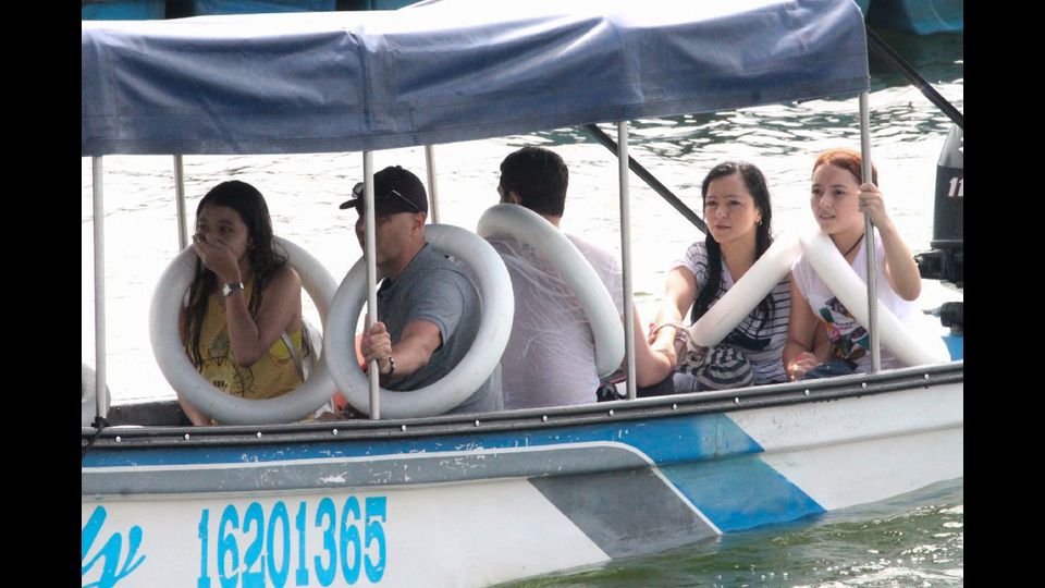 Subito arrivano a soccorrerlo altre imbarcazioni turistiche e da diporto, che riescono a trarre in salvo decine di persone prima che l'imbarcazione finisca completamente a picco. (Afp)