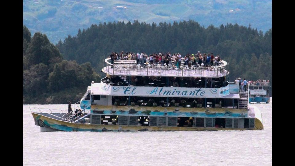 Nelle immagini registrate dalla terraferma si pu&ograve; vedere il battello 'El Almirante', stracolmo di turisti su tutti e quattro i livelli, che comincia a inclinarsi pochi minuti dopo esser salpato.(Afp)