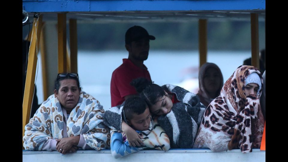Il naufragio&nbsp;&egrave; costato la vita ad almeno 6 persone. Nelle affannose ricerche seguite all'incidente, ne sono state tratte in salvo almeno 133, ma 16 sono ancora disperse.(Afp)