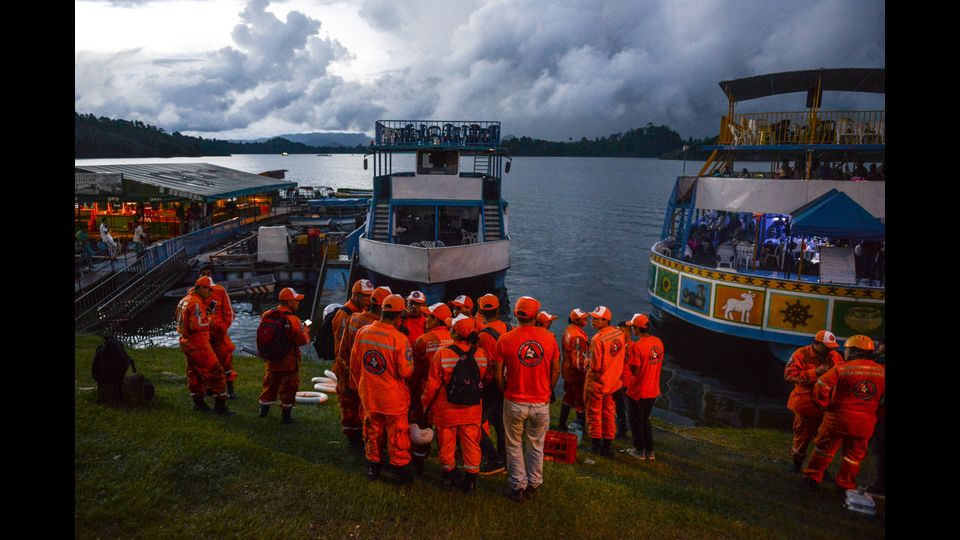 Il governatore di Antioquia, Luis Perez, e l'Unit&agrave; nazionale per la gestione dei Rischi, hanno comunque riferito di &quot;sei persone morte, quattro donne e due uomini (tre sono decedute in ospedale, tre recuperate senza vita sul sito dell'incidente).(Afp)