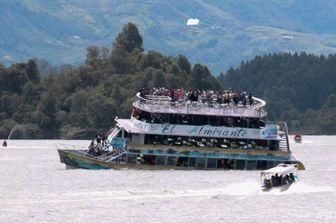 &nbsp;Il naufragio di un battello di turisti a Guatap&egrave; in Colombia (Afp)