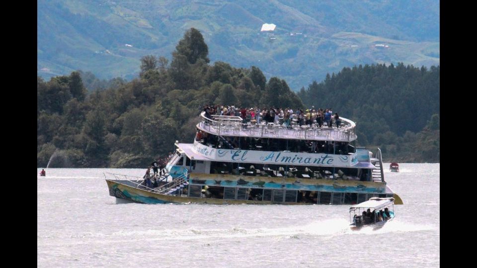 Un battello di turisti con circa 170 persone a bordo &egrave; affondato in un bacino idrico artificiale a Guatap&eacute;,(Afp)