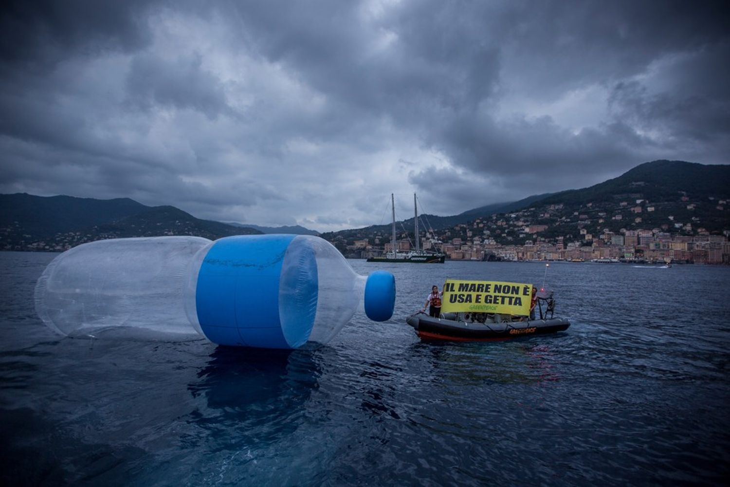 La nave Rainbow Warrior di Greenpeace, impegnata nel tour &ldquo;Meno plastica, pi&ugrave; Mediterraneo&rdquo;, lancia un messaggio al ministro dell&rsquo;Ambiente Gian Luca Galletti, dalla costa di Camogli (Genova), con mega-bottiglie e oggetti di plastica grandi quanto una barca. &nbsp;