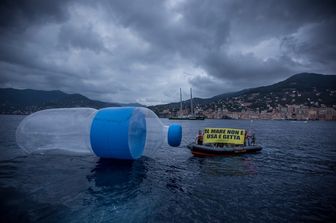 La nave Rainbow Warrior di Greenpeace, impegnata nel tour &ldquo;Meno plastica, pi&ugrave; Mediterraneo&rdquo;, lancia un messaggio al ministro dell&rsquo;Ambiente Gian Luca Galletti, dalla costa di Camogli (Genova), con mega-bottiglie e oggetti di plastica grandi quanto una barca. &nbsp;