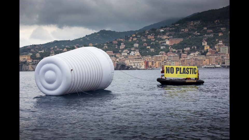 Nel 2014, a livello europeo, solo il 29,7 per cento della plastica finita nel ciclo dei rifiuti &egrave; stato riciclata. Il resto &egrave; finito in discarica, negli inceneritori o &egrave; stato semplicemente abbandonato nell'ambiente. Nel 2012, i 27 Stati Membri dell'Ue hanno esportato la met&agrave; della plastica raccolta per il riciclo, una cifra equivalente a 3,4 milioni di tonnellate di plastica, per un valore stimato intorno a 1,7 miliardi di euro (di cui l'87 per cento &egrave; stato esportato in Cina).