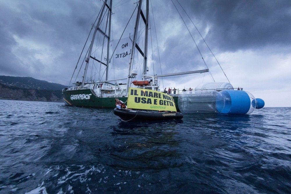 La nave Rainbow Warrior di Greenpeace, impegnata nel tour &ldquo;Meno plastica, pi&ugrave; Mediterraneo&rdquo;, lancia un messaggio al ministro dell&rsquo;Ambiente Gian Luca Galletti, dalla costa di Camogli (Genova), con mega-bottiglie e oggetti di plastica grandi quanto una barca. &nbsp;