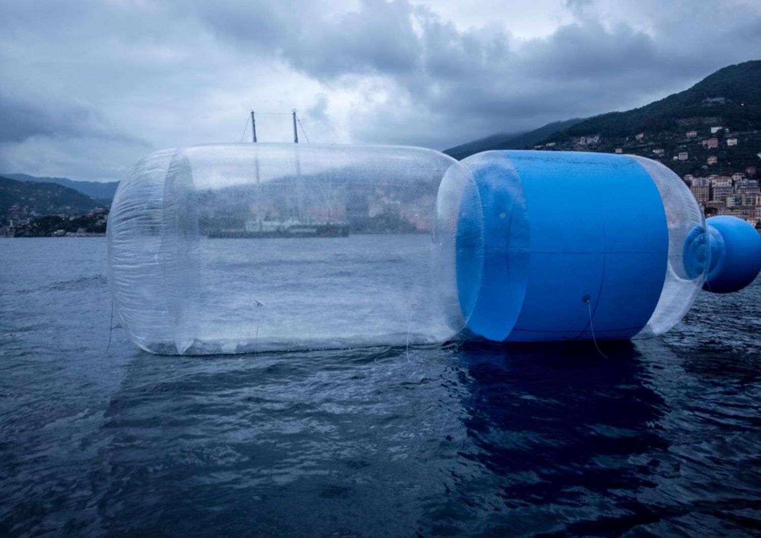 La nave Rainbow Warrior di Greenpeace, impegnata nel tour &ldquo;Meno plastica, pi&ugrave; Mediterraneo&rdquo;, lancia un messaggio al ministro dell&rsquo;Ambiente Gian Luca Galletti, dalla costa di Camogli (Genova), con mega-bottiglie e oggetti di plastica grandi quanto una barca. &nbsp;