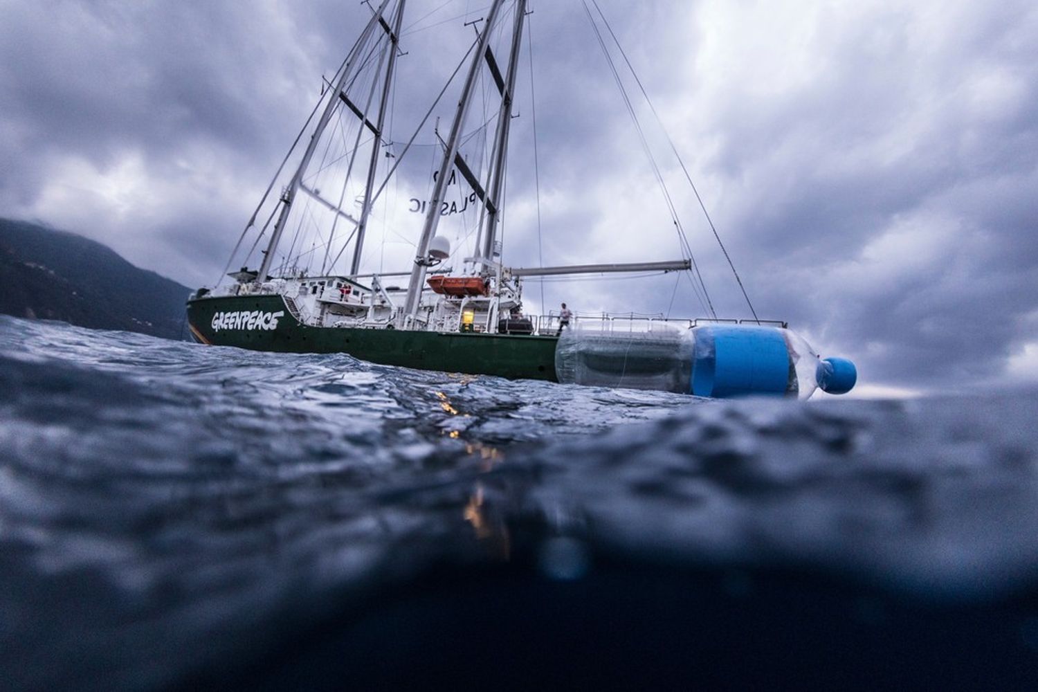 La nave Rainbow Warrior di Greenpeace, impegnata nel tour &ldquo;Meno plastica, pi&ugrave; Mediterraneo&rdquo;, lancia un messaggio al ministro dell&rsquo;Ambiente Gian Luca Galletti, dalla costa di Camogli (Genova), con mega-bottiglie e oggetti di plastica grandi quanto una barca. &nbsp;