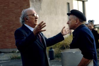 &nbsp;scenografo e costumista Danilo Donati con Federico Fellini (Agf)