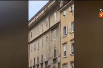 &nbsp;Trieste, bimba su cornicione palazzio salvata dal papa