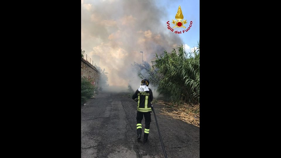 L'incendio sull'argine del Tevere vicino al Gazometro.