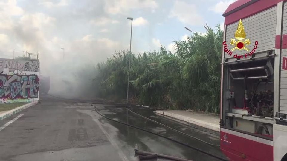 L'incendio sull'argine del Tevere vicino al Gazometro.